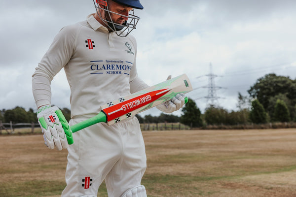 How do I choose the right cricket bat for a junior or new cricketer?